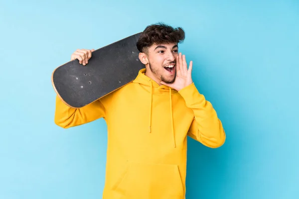 Jovem Patinador Árabe Homem Isolado Gritando Segurando Palma Perto Boca — Fotografia de Stock