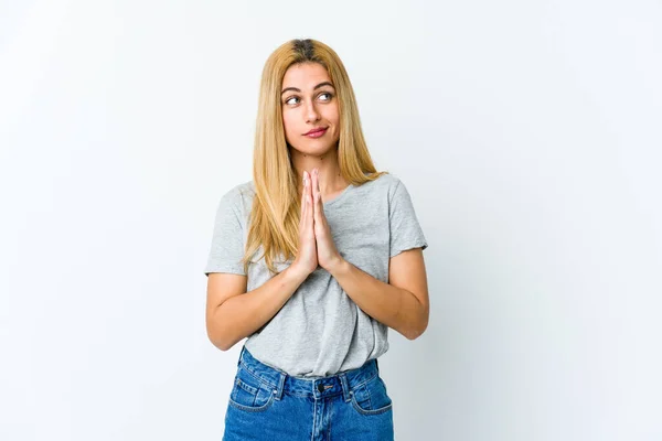 Mladá Blondýna Žena Izolované Bílém Pozadí Drží Ruce Modlitbě Blízkosti — Stock fotografie