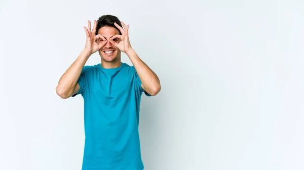 Jovem Caucasiano Homem Isolado Branco Fundo Mostrando Sinal Sobre Olhos — Fotografia de Stock