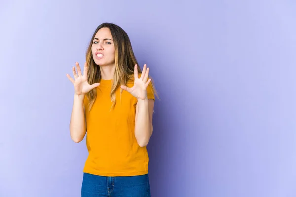 Jeune Femme Caucasienne Isolée Sur Fond Violet Montrant Des Griffes — Photo