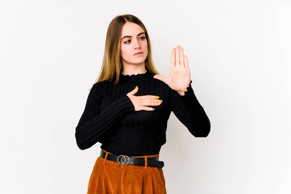 Unge Kvinner Som Isolert Hvit Bakgrunn Avlegger Legger Hånd Brystet – stockfoto