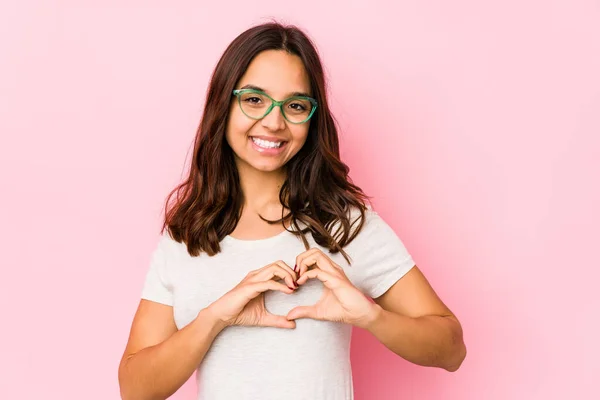 Jovem Raça Mista Hispânica Isolado Sorrindo Mostrando Uma Forma Coração — Fotografia de Stock