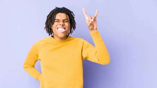 Jovem Preto Homem Vestindo Rasta Penteado Mostrando Rock Gesto Com — Fotografia de Stock