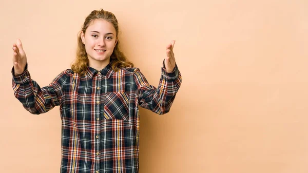 勝利や成功を祝うベージュの背景に隔離された若い白人女性 彼は驚きとショックを受けています — ストック写真