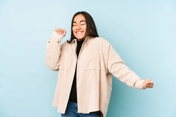 Mujer Joven Aislada Sobre Fondo Azul Bailando Divirtiéndose — Foto de Stock