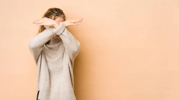 Ung Kaukasisk Kvinna Isolerad Beige Bakgrund Hålla Två Armar Korsade — Stockfoto