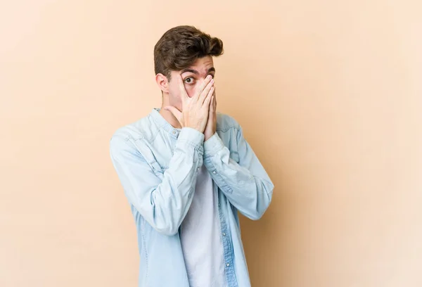 Young Caucasian Man Isolated Beige Background Blink Fingers Frightened Nervous — Stock Photo, Image