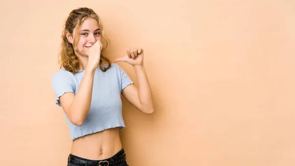 Jonge Kaukasische Vrouw Geïsoleerd Beige Achtergrond Voelt Trots Zelfvertrouwen Voorbeeld — Stockfoto