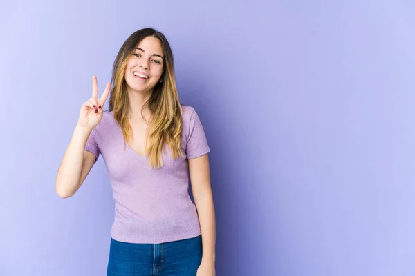 Joven Mujer Caucásica Aislada Sobre Fondo Púrpura Mostrando Signo Victoria —  Fotos de Stock