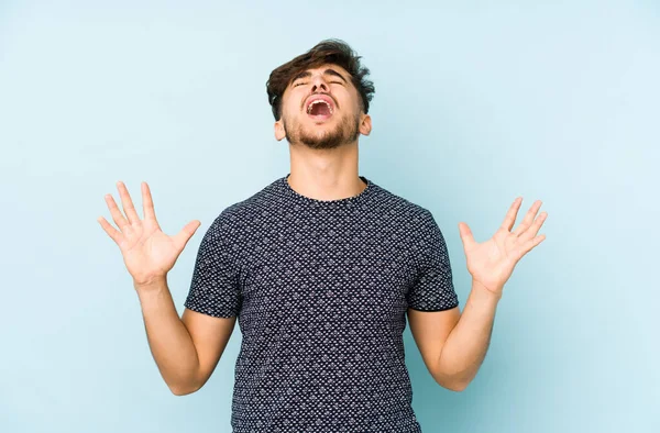 Ung Arabier Man Isolerad Blå Bakgrund Skriker Till Himlen Tittar — Stockfoto