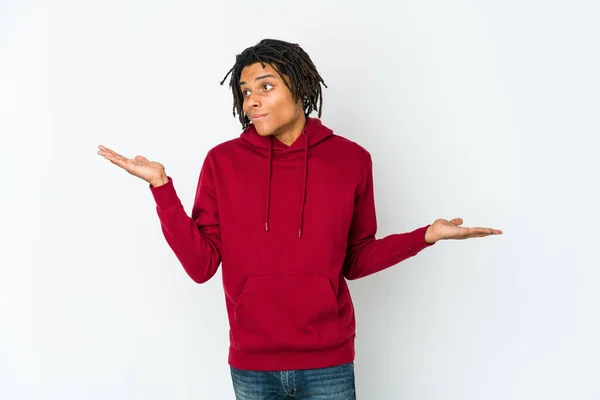 Joven Rasta Afroamericano Hombre Confundido Dudoso Hombros Encogiéndose Hombros Para — Foto de Stock