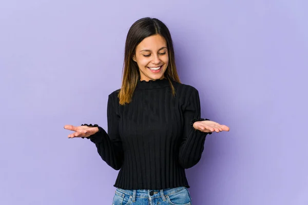 Giovane Donna Isolata Sfondo Viola Possesso Qualcosa Con Palme Offrendo — Foto Stock