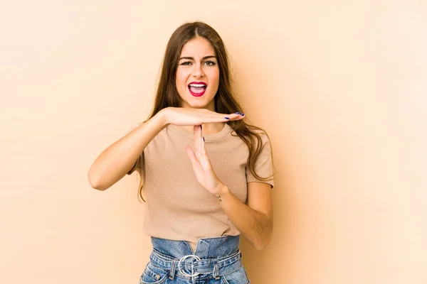 Joven Mujer Caucásica Aislada Fondo Beige Mostrando Gesto Tiempo Espera — Foto de Stock