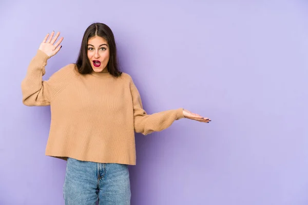 Mulher Caucasiana Jovem Isolado Fundo Roxo Detém Espaço Cópia Uma — Fotografia de Stock