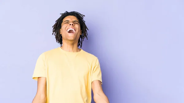 Junger Afrikanisch Amerikanischer Rastamann Entspannt Und Glücklich Lachend Ausgestreckter Hals — Stockfoto