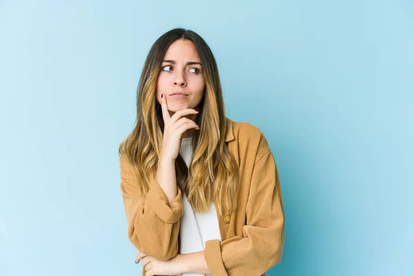 Giovane Donna Caucasica Isolata Sfondo Blu Contemplare Pianificare Una Strategia — Foto Stock