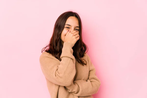 Mujer Hispana Joven Mestiza Aislada Riendo Feliz Despreocupada Emoción Natural — Foto de Stock