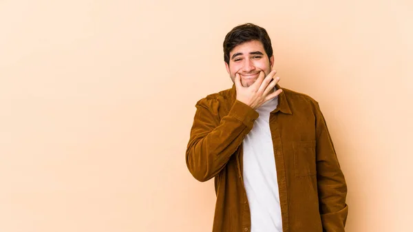 Joven Aislado Sobre Fondo Beige Dudando Entre Dos Opciones — Foto de Stock