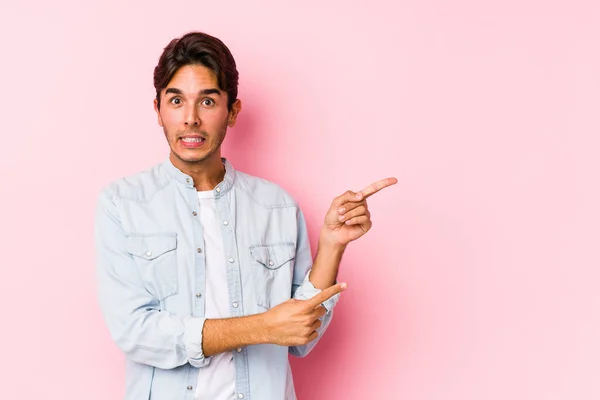 Jeune Homme Caucasien Posant Dans Fond Rose Isolé Choqué Pointant — Photo