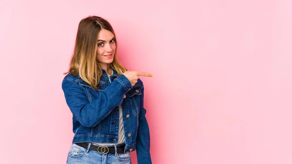 Jeune Femme Caucasienne Isolée Sur Fond Rose Souriant Pointant Doigt — Photo