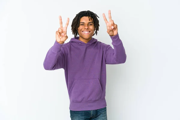 Joven Afroamericano Rasta Hombre Mostrando Victoria Signo Sonriendo Ampliamente — Foto de Stock