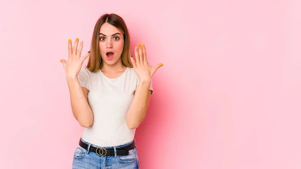 Jonge Blanke Vrouw Geïsoleerd Roze Achtergrond Tonen Nummer Tien Met — Stockfoto