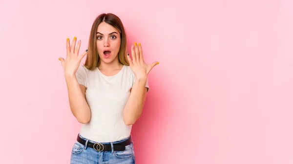 Jeune Femme Caucasienne Isolée Sur Fond Rose Montrant Numéro Dix — Photo