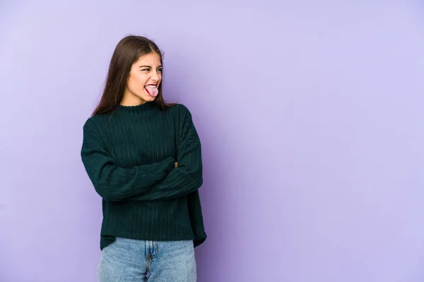 Giovane Donna Caucasica Isolata Sfondo Viola Divertente Amichevole Attaccare Fuori — Foto Stock