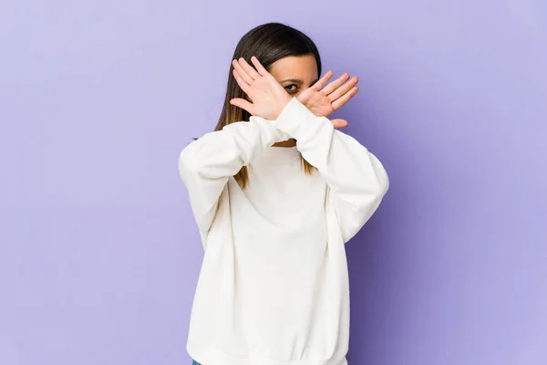 Jovem Mulher Isolada Fundo Roxo Mantendo Dois Braços Cruzados Conceito — Fotografia de Stock