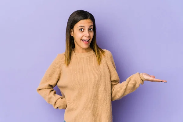 Junge Frau Isoliert Auf Lila Hintergrund Zeigt Eine Kopie Raum — Stockfoto