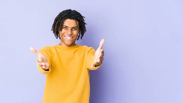 Junger Schwarzer Mann Mit Rasta Frisur Der Einen Willkommensausdruck Zeigt — Stockfoto