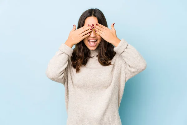 Jovem Mista Hispânica Mulher Isolada Cobre Olhos Com Mãos Sorri — Fotografia de Stock