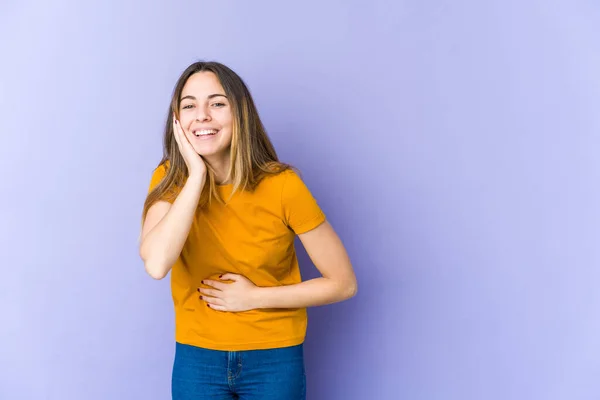 Jonge Blanke Vrouw Geïsoleerd Paarse Achtergrond Lacht Gelukkig Heeft Plezier — Stockfoto