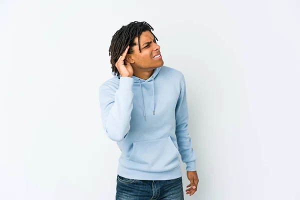 Jovem Afro Americano Rasta Homem Tentando Ouvir Uma Fofoca — Fotografia de Stock