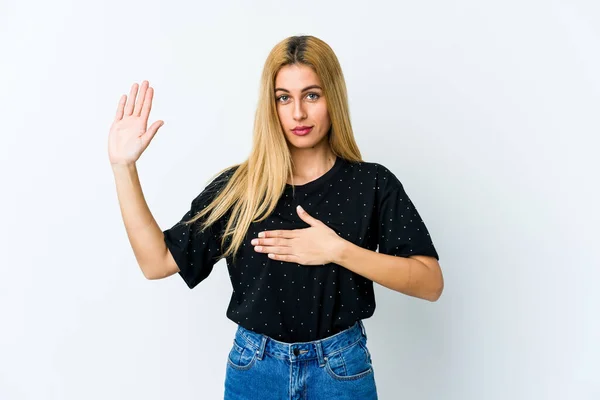 Jovem Loira Isolada Fundo Branco Fazendo Juramento Colocando Mão Peito — Fotografia de Stock