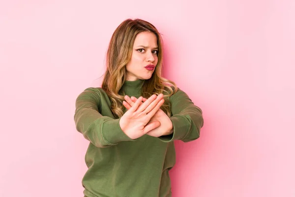 Mulher Caucasiana Jovem Isolado Fundo Rosa Com Mão Estendida Mostrando — Fotografia de Stock