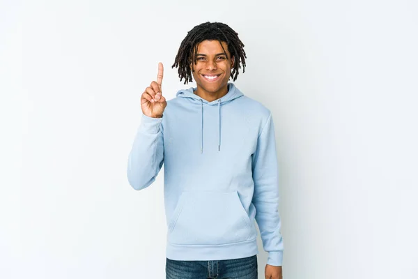 Genç Afro Amerikan Rasta Adamı Bir Numarayı Parmağıyla Gösteriyor — Stok fotoğraf
