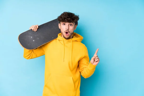Jovem Árabe Skater Homem Isolado Apontando Para Lado — Fotografia de Stock