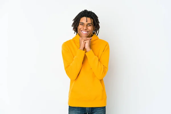 Junger Afrikanisch Amerikanischer Rastamann Hält Die Hände Unter Dem Kinn — Stockfoto