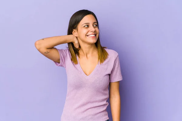 Giovane Donna Isolata Sfondo Viola Toccando Nuca Pensando Facendo Una — Foto Stock