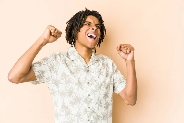 Jovem Afro Americano Rasta Homem Levantando Punho Depois Uma Vitória — Fotografia de Stock