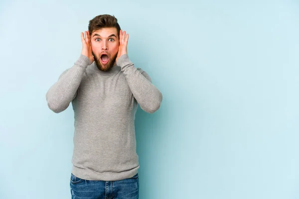 Ung Kaukasisk Man Isolerad Blå Bakgrund Förvånad Och Chockad — Stockfoto