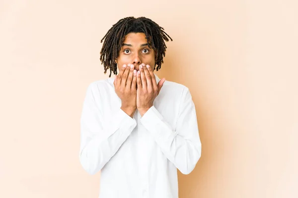 Junger Afrikanisch Amerikanischer Rastamann Schockiert Mund Mit Händen Bedecken — Stockfoto