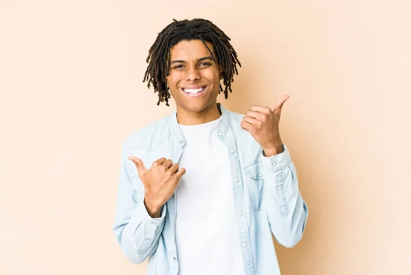 Genç Afrikalı Amerikalı Rasta Adam Iki Parmağını Kaldırıyor Gülümsüyor Kendinden — Stok fotoğraf