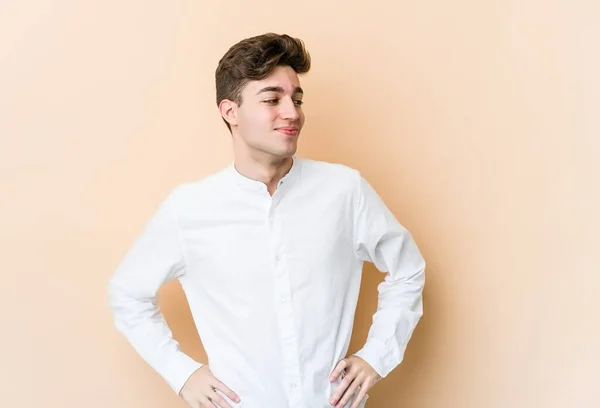 Young Caucasian Man Isolated Beige Background Dreaming Achieving Goals Purposes — Stock Photo, Image