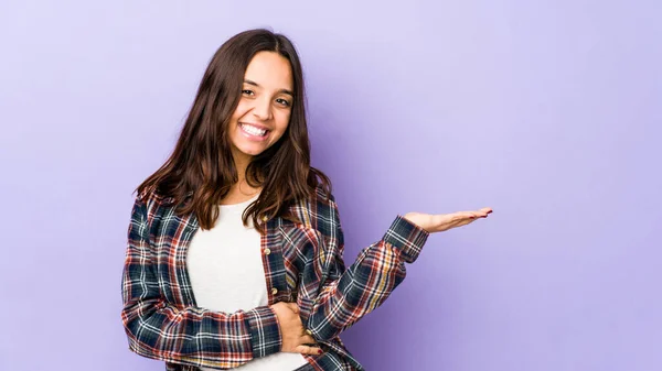 Giovane Donna Ispanica Razza Mista Isolato Mostrando Uno Spazio Copia — Foto Stock