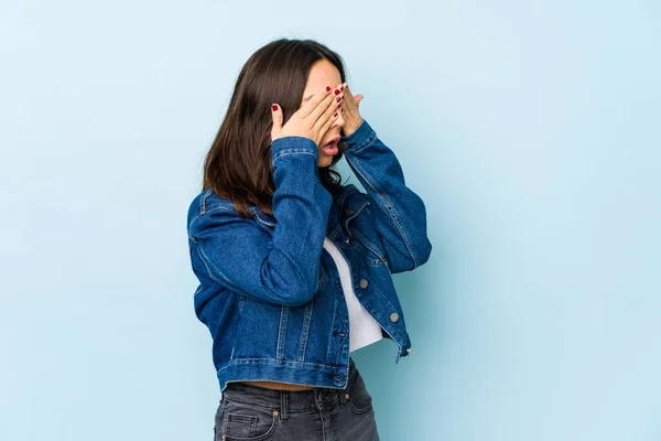 Mujer Hispana Joven Mestiza Aislada Con Miedo Cubriendo Los Ojos —  Fotos de Stock