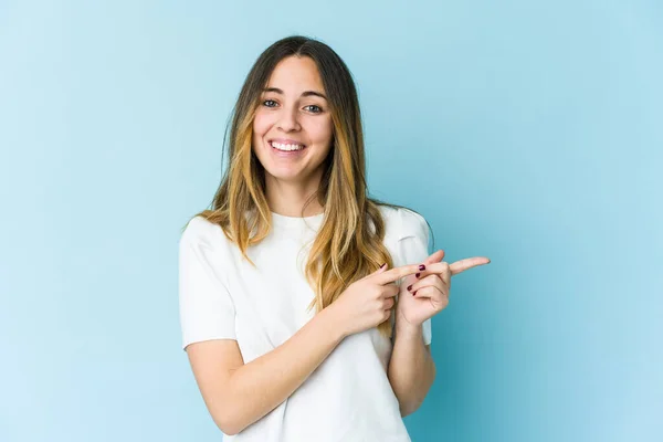 Giovane Donna Caucasica Isolato Sfondo Blu Eccitato Indicando Con Indici — Foto Stock