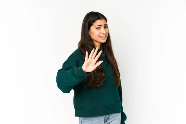 Jonge Indiaanse Vrouw Geïsoleerd Paarse Achtergrond Afwijzing Van Iemand Met — Stockfoto