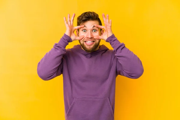 Jovem Caucasiano Isolado Fundo Amarelo Mantendo Olhos Abertos Para Encontrar — Fotografia de Stock